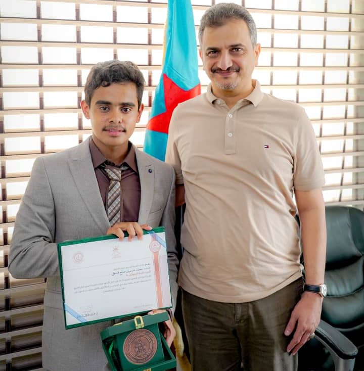 لملس يلتقي الطالب المتفوق “ محمد فدعق ” الحائز على البرونزية في أولمبياد علوم الفيزياء بسلطنة عمان