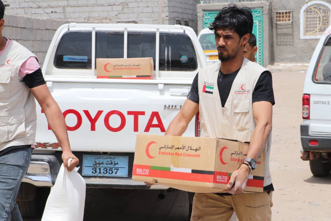 الهلال الإماراتي يواصل توزيع المساعدات والمياه في عدد من أحياء ومناطق عدن
