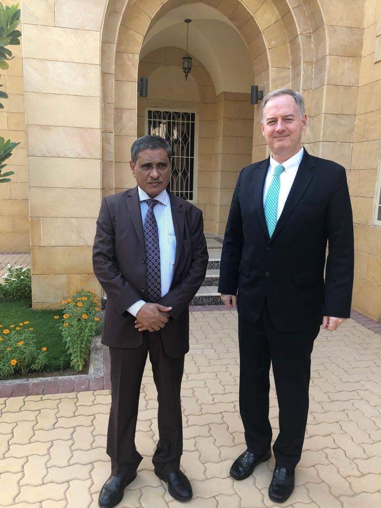 محافظ حضرموت يبحث بالرياض مع سفير الولايات المتحدة الأمريكية لدى اليمن جوانب الدعم للقطاعات الخدمية