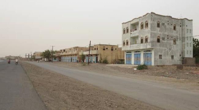 مدفعية المليشيات الحوثية تستهدف مواقع القوات المشتركة ومنازل المواطنين في حيس