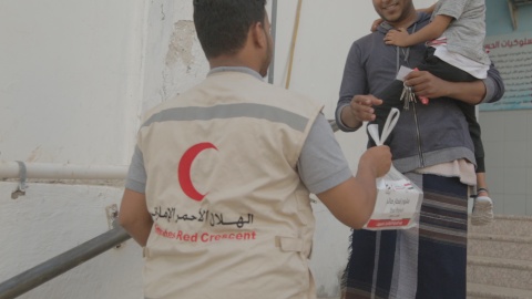 بدعم اماراتي .. الهلال الأحمر  يواصل توزيع وجبات إفطار صائم على المواطنين والمرضى بالمستشفيات بالمكلا