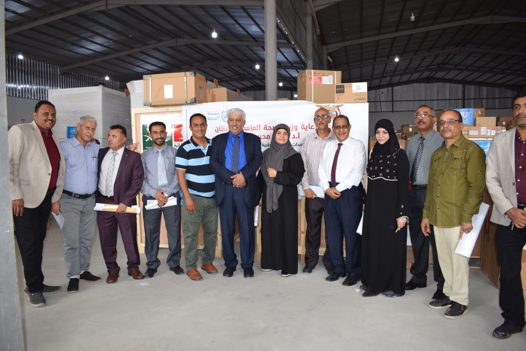 وزير الصحة يدشن توزيع معدات وأجهزة طبية وعلاجية ومولدات كهرباء  ل10محافظات يمنية
