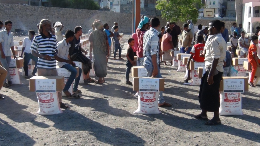 دعما من الهيئة العالمية للإغاثة :تدشين توزيع “٢٠٠٠”سلة غذائية للنازحين بالعاصمة عدن
