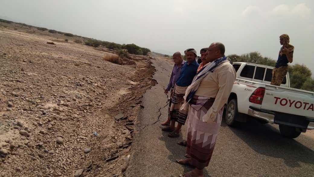 مدير عام خنفر ومدراء الري والأمن والزراعة يتفقدون  أضرار السيول في منطقة عبادي