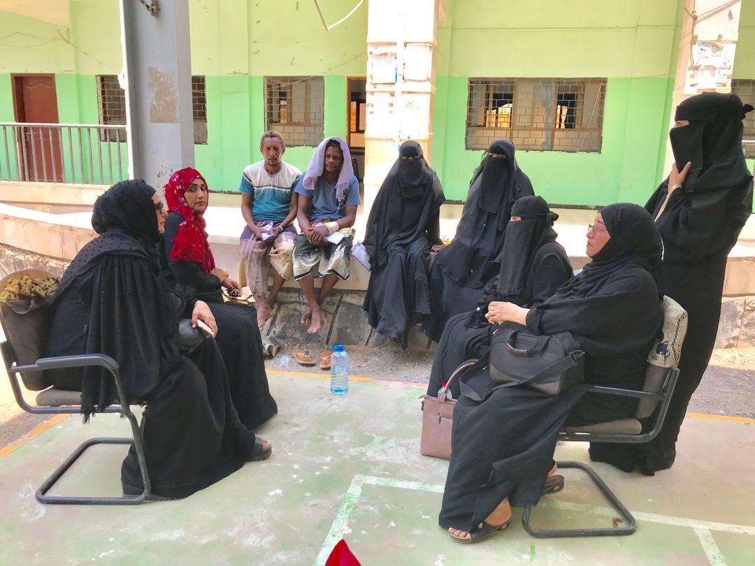 عدن : دائرة المرأة والطفل بالانتقالي تواصل برنامج النزول الميداني إلى أسر شهداء الأحداث الأخيرة