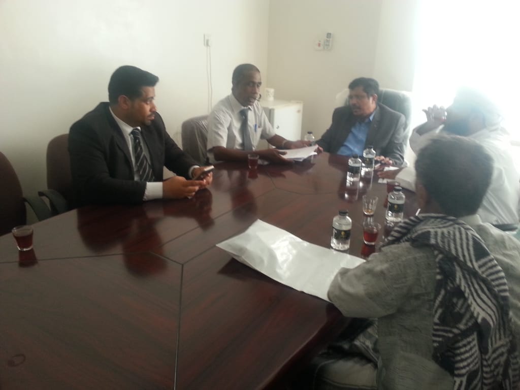 أمين المجلس المحلي بالمهرة يناقش أوضاع واحتياجات مكاتب الصحة والسكان بالمديريات