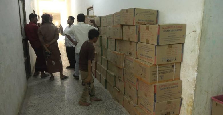 الهلال الأحمر الإماراتي يسلم مستشفيات الحديدة أدوية ومحاليل وريدية لعلاج حمى الضنك