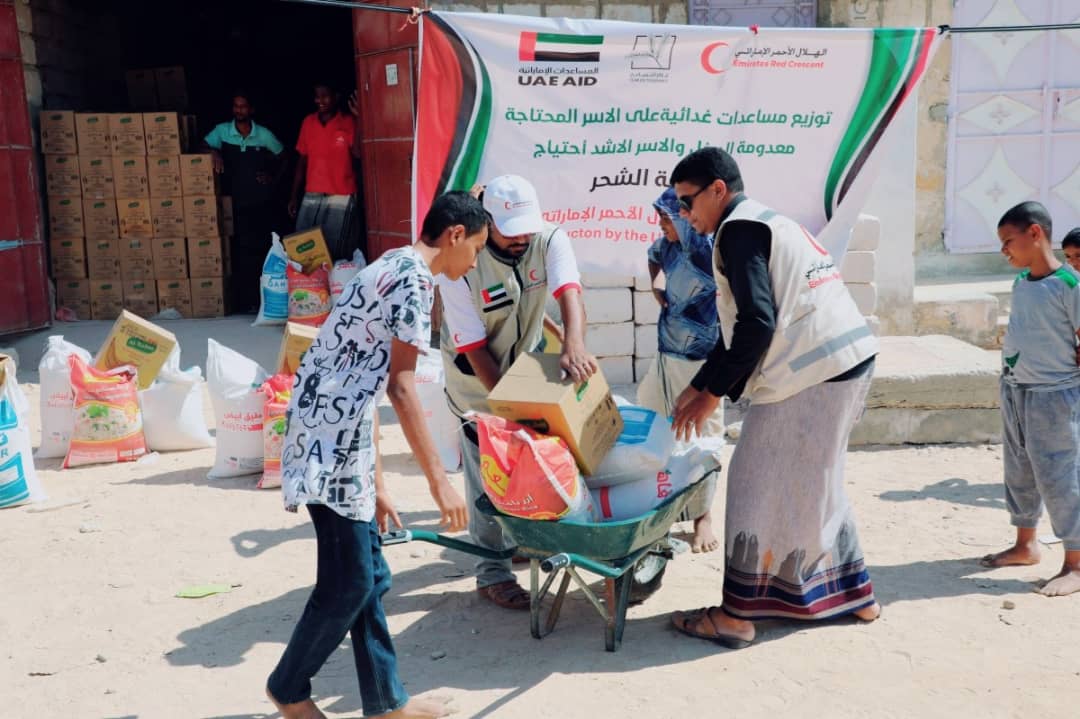 الهلال الأحمر الاماراتي يوزع مساعدات غذائية جديدة على أهالي الشحر بحضرموت