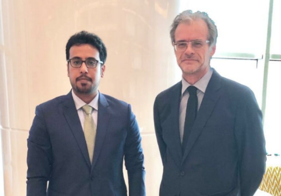 نائب رئيس الإدارة العامة للشؤون الخارجية بالإنتقالي يلتقي السفير الفرنسي لدى اليمن