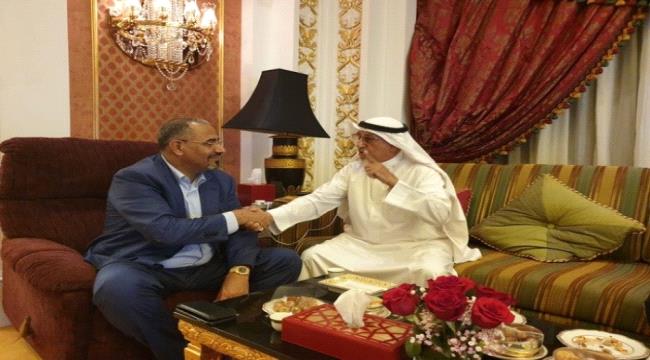 الرئيس الزبيدي يلتقي السلطان “الذهب بن هرهرة” في جدة
