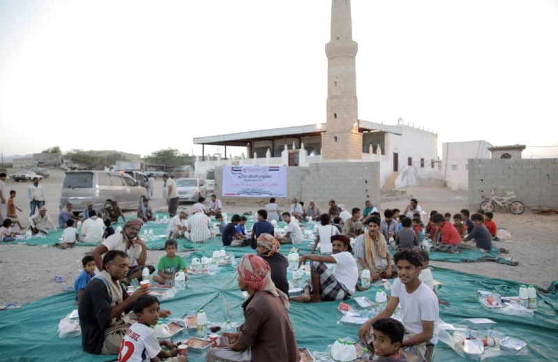 الإمارات توزّع 80 ألف وجبة إفطار صائم في اليمن