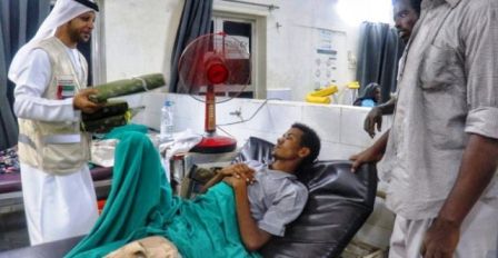 وفد ” الهلال الإماراتي ” يتفقد مرضى المستشفيات في العاصمة عدن