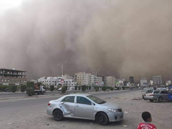 موجة غبار شديدة تضرب العاصمة الجنوبية عدن